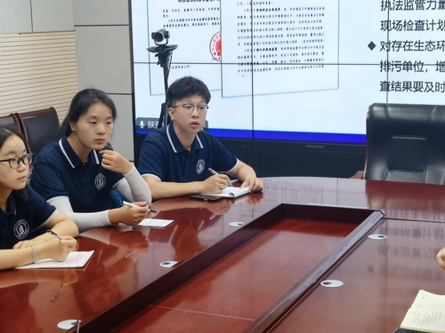 a30d6a56b0324103bbf570bcdb14a372.jpg 调研队在环境保护局访谈.jpg