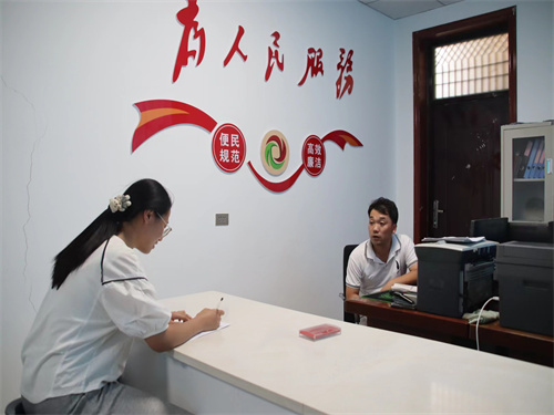 12e4bb616d1947f2831b1ed8c355b0c6.jpg 调研人员向泾阳县云阳镇滑里村村委会文书询问土壤污染情况.jpg