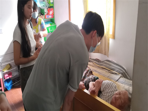 a6a6d5f1df624ea6ba0a9878258c2d03.jpg 采访老年群众.jpg